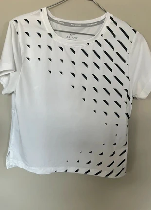Nike Women’s Running T-Shirt – Size S, marca: Nike, estado: Muito bom, tamanho: S / 36 / 8, €15.00, €16.45 inclui Proteção do Comprador