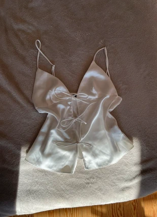 ZARA Satin-Top mit Schleifen in Cremeweiß (Größe S), merk: Zara, staat: Heel goed, maat: S / 36 / 8, € 12,00, € 13,30 inclusief Kopersbescherming