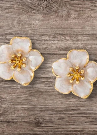 Boucles d’oreilles dorées fleurs et blanches et fermoir, marque: Vintage Boutique, état: Très bon état, 4,00 €, 4,90 € Protection acheteurs incluse