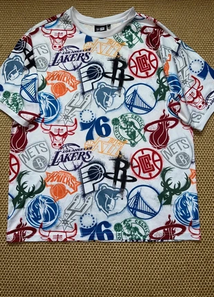 T-shirt NBA New Era – Blanc Taille L – Logos Multiples des Équipes – Très Bon État, marque: New Era, état: Très bon état, taille: L, 19,99 €, 21,69 € Protection acheteurs (Pro) incluse