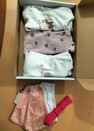 Lot box pyjamas bavoirs bandeau cadeau 1 mois fille 🩷, marca: autre, estado: Muy bueno, tamaño: De hasta 1 mes / 50 cm, 12,00 €, 13,30 € Protección al comprador Pro incluida