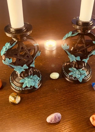 Coppia di candelabri Wicca neri con pentacolo e foglie d’edera – dipinti a mano, marque: Cr3ativid, état: Neuf avec étiquette, 29,99 €, 32,19 € Protection acheteurs (Pro) incluse