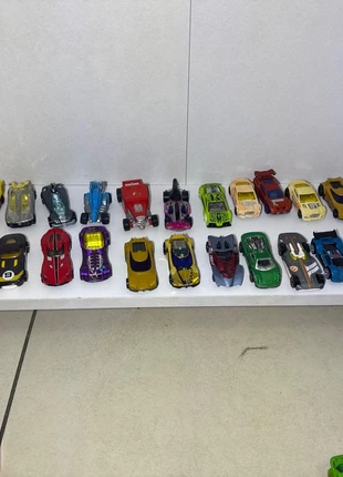 24 macchinine Hot Wheels, brand: Hot Wheels, condizioni: Ottime, taglia: 3 anni / 98 cm, €8.00, €9.10 include la Protezione acquisti