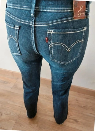 Jean Levi's droit. moulant haut , bleu,couture blanche . W27L32. Fr 38, merk: Levi's, staat: Heel goed, maat: M / 38 / 10, € 23,50, € 25,38 inclusief Kopersbescherming