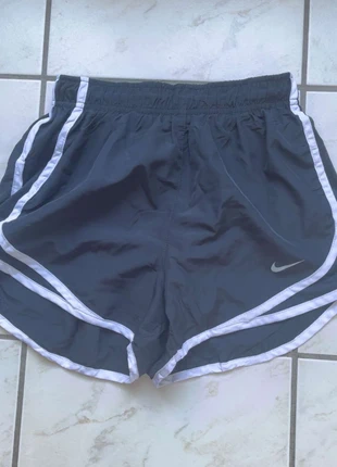 Short running nike taille xs couleur noir, marke: Nike, zustand: Sehr gut, größe: XS / 34 / 6, 13,00 €, 14,35 € beinhaltet Vinted-Käuferschutz Pro