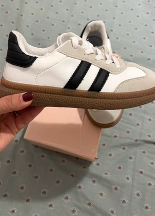 Zapatillas deportivas. Muy nuevas. Un sólo uso. Número 34., marque: Local, état: Neuf sans étiquette, taille: 34, 15,00 €, 16,45 € Protection acheteurs incluse