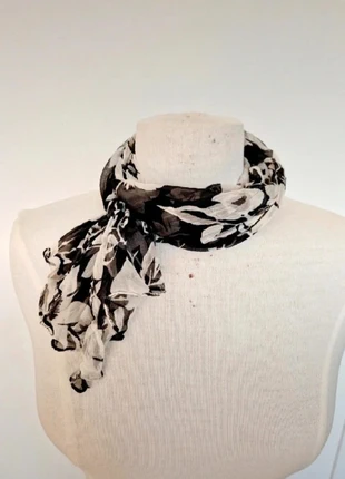 Foulard vintage noir & blanc – motif floral graphique, brand: Vintage Dressing, condition: Very good, €6.90, €7.95 includes Buyer Protection