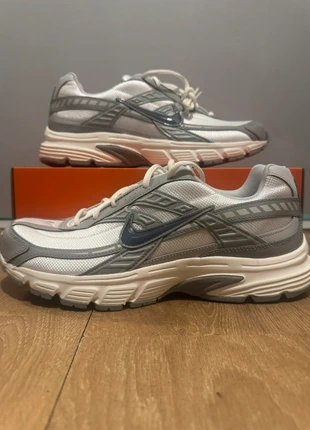 📢 À vendre : Nike Initiator ‘Summit White / Light Smoke Grey, marque: Nike, état: Neuf sans étiquette, taille: 44,5, 69,00 €, 73,15 € Protection acheteurs incluse