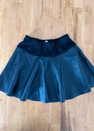 Jupe effet cuire, brand: Kid Kanai, condizioni: Buone, taglia: 12-18 mesi / 80 cm, €1.00, €1.75 include la Protezione acquisti