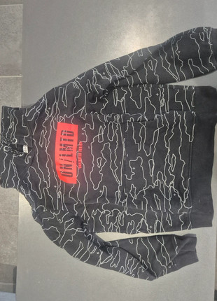 Sweat enfant noir avec dessin blanc et logo rouge, marque: Gémo, état: Très bon état, taille: 10 ans / 140 cm, 2,50 €, 3,33 € Protection acheteurs incluse