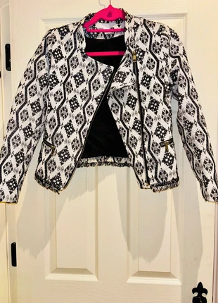 H&M black and white embroidered short jacket, marque: H&M, état: Très bon état, taille: M / 38 / 10, 3,00 €, 3,85 € Protection acheteurs incluse