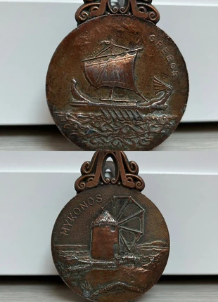 Presse-papier vintage en métal moulé Mykonos Grèce avec pince à ressort et scène de la ville grecque, staat: Heel goed, € 15,00, € 16,45 inclusief Kopersbescherming