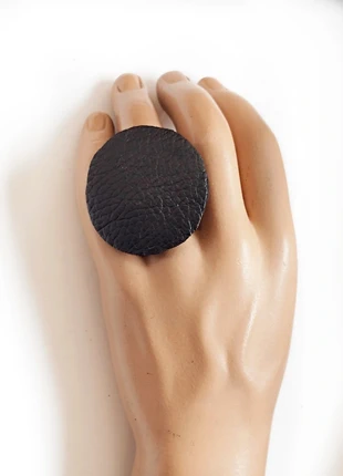 Mega grote, zwart leren, ronde ring - recycled - nikkelvrij, état: Très bon état, taille: 22,2 mm, 6,50 €, 7,53 € Protection acheteurs incluse