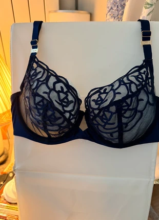 Soutien-gorge noir et bleu avec armature Chantelle 90E, marque: Chantelle, état: Très bon état, taille: 90E, 12,00 €, 13,30 € Protection acheteurs incluse