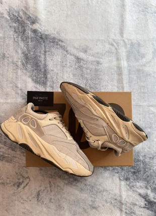 Yeezy 700v2 Analog, marca: Yeezy, estado: Bueno, tamaño: 44, 105,00 €, 110,95 € Protección al comprador incluida