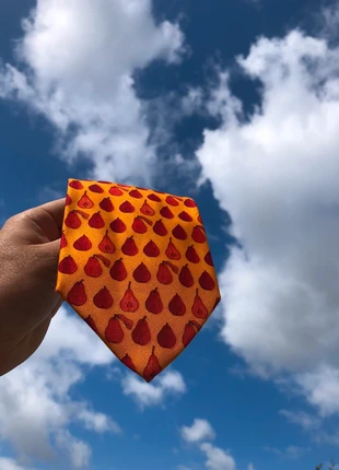 Cravate Yves Saint Laurent – Orange à motifs poires rouges – 100% Soie – Made in Italy, merk: Yves Saint Laurent, staat: Heel goed, € 30,00, € 32,20 inclusief Kopersbescherming