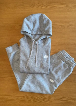 Ensemble Nike Gris, marke: Nike, zustand: Sehr gut, größe: S, 50,00 €, 53,20 € inklusive Vinted-Käuferschutz