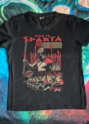 Maglietta nera “This is Sparta” 10 anni, marca: Sparta, estado: Muito bom, tamanho: 10 anos / 140 cm, €2.50, €3.33 inclui Proteção do Comprador