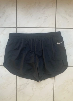 Short running Nike taille L couleur noir, marque: Nike, état: Très bon état, taille: L / 40 / 12, 15,00 €, 16,45 € Protection acheteurs (Pro) incluse