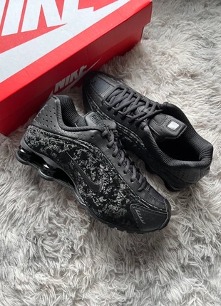 Nike Shox R4 Noir Black Floral - 41, marque: Nike, état: Très bon état, taille: 41, 120,00 €, 126,70 € Protection acheteurs incluse
