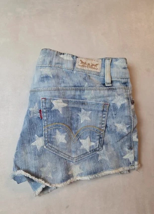 levi's shorty short denim taille 3 bleu ciel étoiles 🤍, marke: Levi's, zustand: Sehr gut, größe: XS / 34 / 6, 15,00 €, 16,45 € inklusive Vinted-Käuferschutz