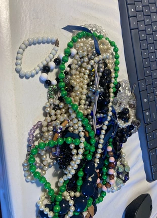 Bigiotteria tra collane e bracciali 30 pezzi, état: Très bon état, 5,00 €, 5,95 € Protection acheteurs incluse