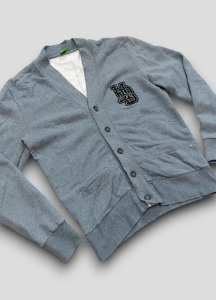 Cardigan Hugo Boss gris – Taille M – Logo poitrine brodé, merk: Hugo Boss, staat: Heel goed, maat: M, € 24,99, € 26,94 inclusief Kopersbescherming