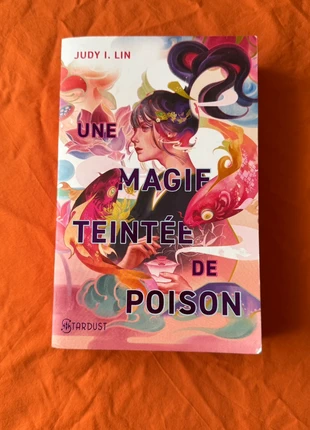 Une magie teintée de poison, staat: Heel goed, € 3,50, € 4,38 inclusief Kopersbescherming