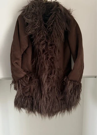 Abrigo con pelos en marrón chocolate de Stradivarius, marca: Stradivarius, estado: Nuevo sin etiquetas, tamaño: S / 36 / 8, 49,95 €, 53,15 € Protección al comprador incluida