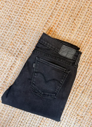 Jean Levi’s 710, brand: Levi's, condizioni: Ottime, taglia: L / IT 44 / EU 40, €17.90, €19.50 include la Protezione acquisti