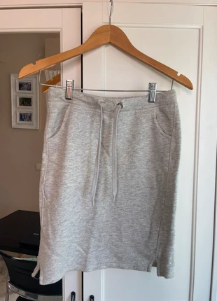 Falda gris Deportiva Bershka, merk: Bershka, staat: Heel goed, maat: M / 38 / 10, € 3,00, € 3,85 inclusief Kopersbescherming