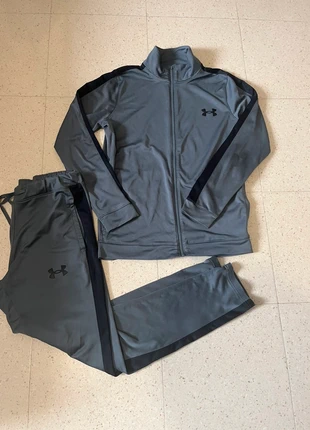 Ensemble under armour gris, marke: Under Armour, zustand: Sehr gut, größe: S, 55,00 €, 58,45 € inklusive Vinted-Käuferschutz