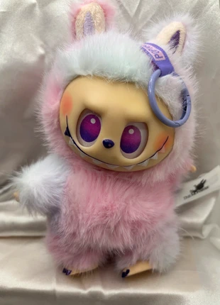 Une peluche porte clé labubu energy lila v3, marque: POPMART, état: Très bon état, taille: Taille unique, 9,99 €, 11,19 € Protection acheteurs (Pro) incluse