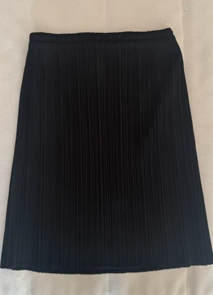 Pleats Please Issey Miyake Black Mini Skirt - Size 3, merk: Pleats Please Issey Miyake, staat: Heel goed, maat: Overige, € 295,00, € 310,45 inclusief Kopersbescherming
