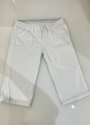 Pantaloncini bianchi Benetton donna taglia 40, brand: United Colors of Benetton, condizioni: Ottime, taglia: S / IT 40 / EU 36, €5.00, €5.95 include la Protezione acquisti