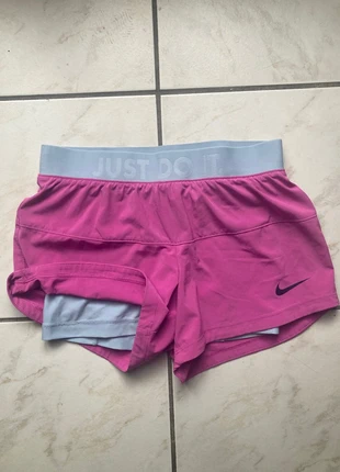 Short running Nike taille XS couleur rose, marque: Nike, état: Très bon état, taille: XS / 34 / 6, 18,00 €, 19,60 € Protection acheteurs (Pro) incluse