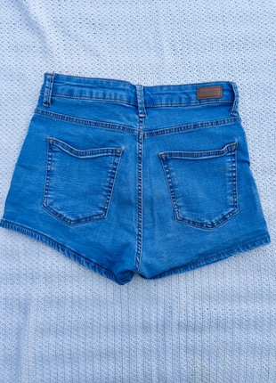 Bershka denim high-waisted shorts, merk: Bershka, staat: Heel goed, maat: S / 36 / 8, € 5,00, € 5,95 inclusief Kopersbescherming