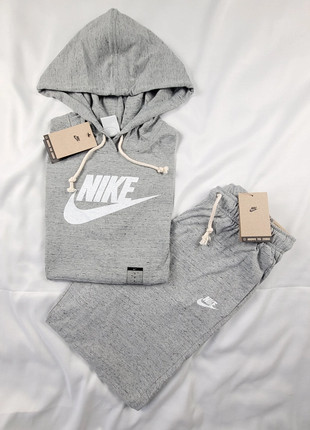 Survêtement Nike gris clair avec sweat à capuche hoodie, taille S, marque: Nike, état: Neuf sans étiquette, taille: S / 36 / 8, 59,00 €, 62,65 € Protection acheteurs incluse