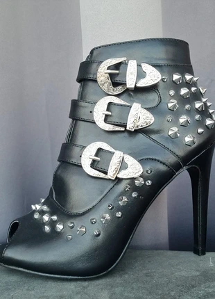 Zwarte hakken met studs en riempjes, marca: Ideal, estado: Muito bom, tamanho: 38, €5.00, €5.95 inclui Proteção do Comprador