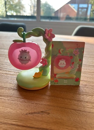 Marie met hangende Appel, merk: Miniso, staat: Nieuw zonder prijskaartje, maat: Universeel, € 7,00, € 8,05 inclusief Kopersbescherming