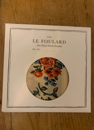 foulard sezane fleuri, marque: Sézane, état: Neuf avec étiquette, 19,00 €, 20,65 € Protection acheteurs incluse