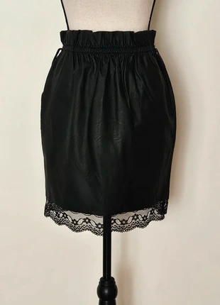 Jupe mi-longue en similicuir noir à détails en dentelle Boutique indépendante - Taille XS/S, brand: Boutique indépendante, condizioni: Ottime, taglia: S / IT 40 / EU 36, €24.00, €25.90 include la Protezione acquisti Pro
