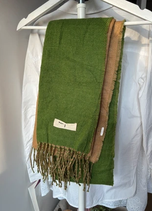 Écharpe Stradivarius verte et beige, marque: Stradivarius, état: Neuf sans étiquette, 8,00 €, 9,10 € Protection acheteurs incluse