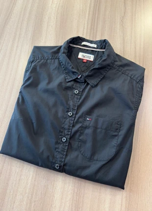 Chemisier Tommy Hilfiger noir – taille S – Logo poitrine & détails sur les boutons, merk: Tommy Hilfiger, staat: Heel goed, maat: S / 36 / 8, € 19,90, € 21,60 inclusief Kopersbescherming Pro