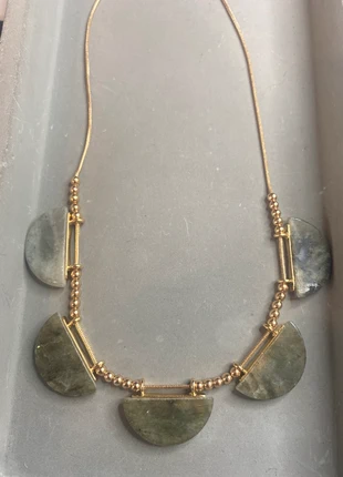 Statementkette goldfarben mit grauem Halbmondanhänger und goldenen Perlen, merk: Sonstiges, staat: Heel goed, € 4,00, € 4,90 inclusief Kopersbescherming