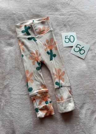 Broekje bloemen Hema, marque: Hema, état: Bon état, taille: Jusqu'à 1 mois / 50 cm, 3,50 €, 4,38 € Protection acheteurs incluse