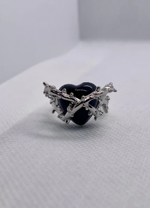 Bague argentée avec un cœur noir y2k, marca: CHROME, estado: Novo sem etiquetas, tamanho: Ajustável, €5.00, €5.95 inclui Proteção do Comprador