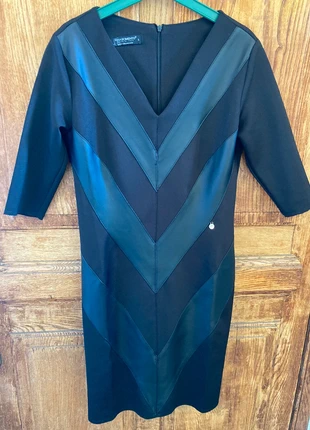 Robe noire Rinascimento coute manches 3/4 col V motifs graphiques verts, brand: Rinascimento, condition: Very good, size: L / 40 / 12, €10.00, €11.20 includes Buyer Protection