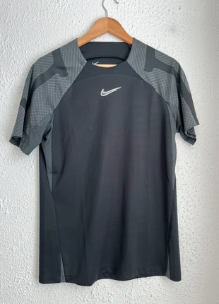 T-shirt Nike noir taille M, marque: Nike, état: Bon état, taille: M, 12,00 €, 13,30 € Protection acheteurs incluse