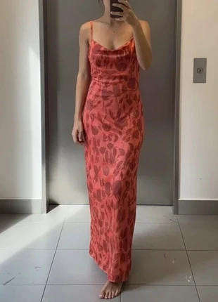 Robe longue satinée rouge à bretelles fines motif floral ton sur ton – effet soyeux chic M, marke: Althéa Couture, zustand: Sehr gut, größe: M / 38 / 10, 52,90 €, 56,25 € inklusive Vinted-Käuferschutz